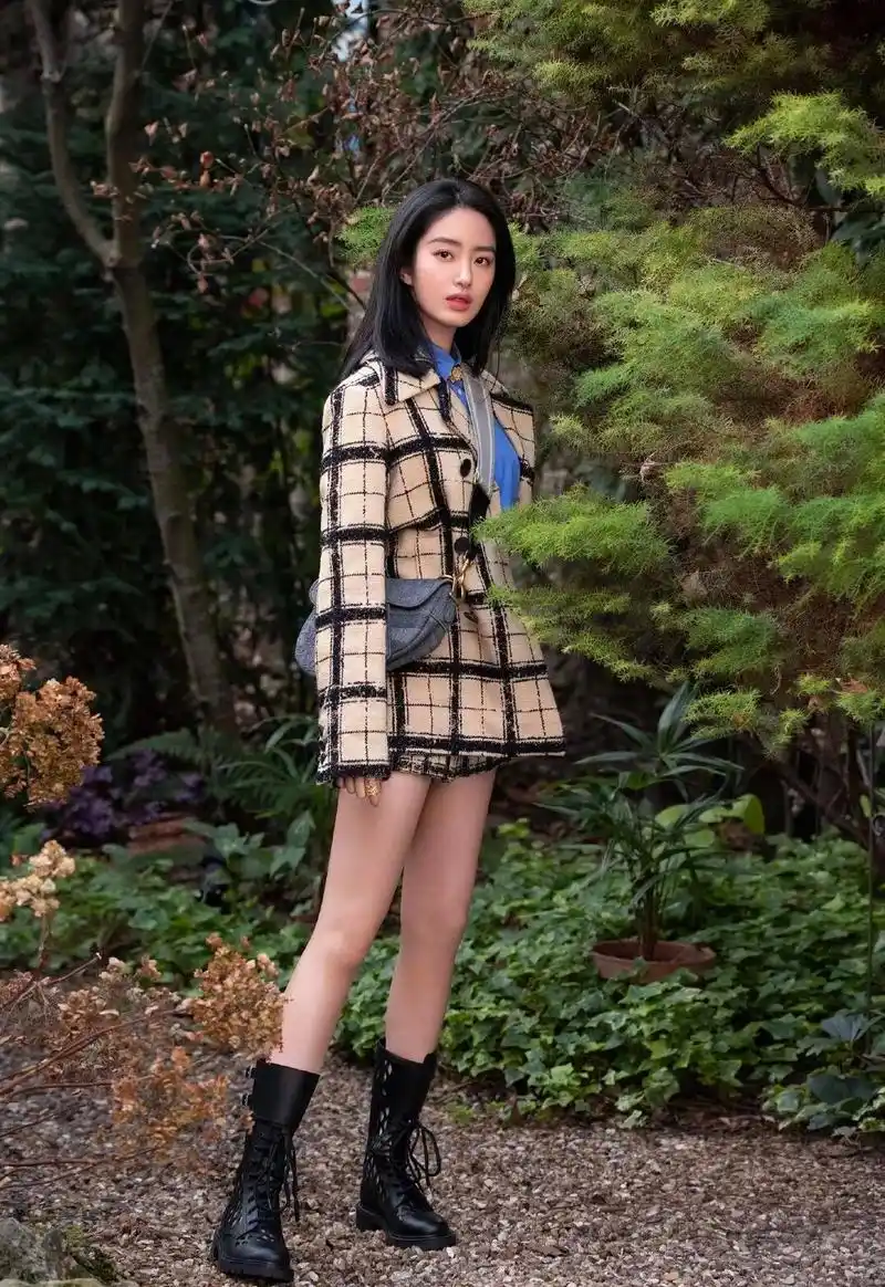 "富太"杨采钰穿衣节俭!2200西装配159短上衣,露蚂蚁腰太招摇