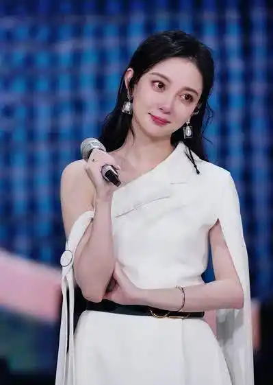 原创高晓松前女友阿朵高调复出41岁身材火辣太极品时尚不输麦当娜