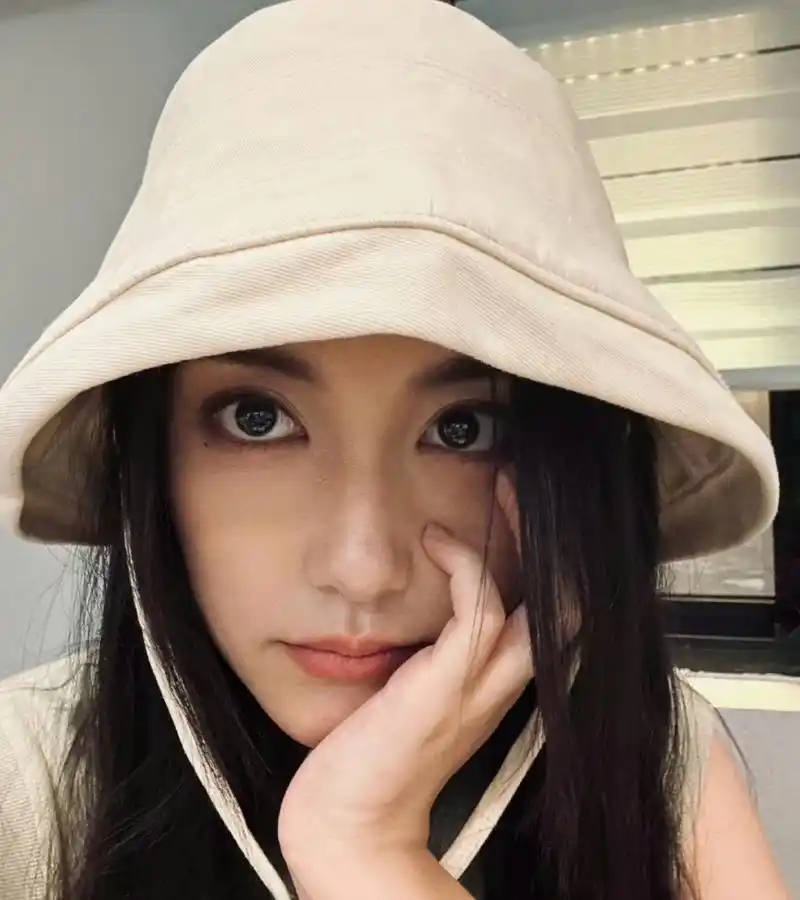 蒋依依戴着渔夫帽自拍,她自己化的妆太浓了,眉型那么粗,眼睛也涂了小