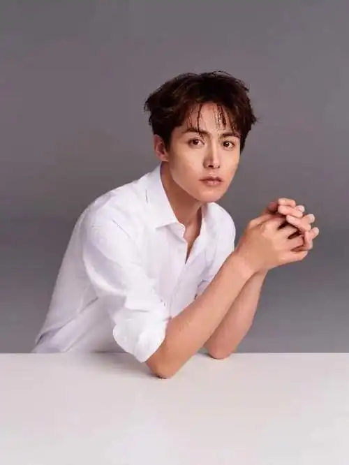 马天宇生日四宫格上线!去繁就简,经典白衬衫少年感拉满