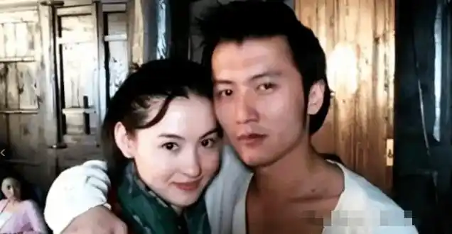 王菲哭得脸色惨白!谢霆锋把三胎儿子生父之谜解开了,张柏芝发长文解释