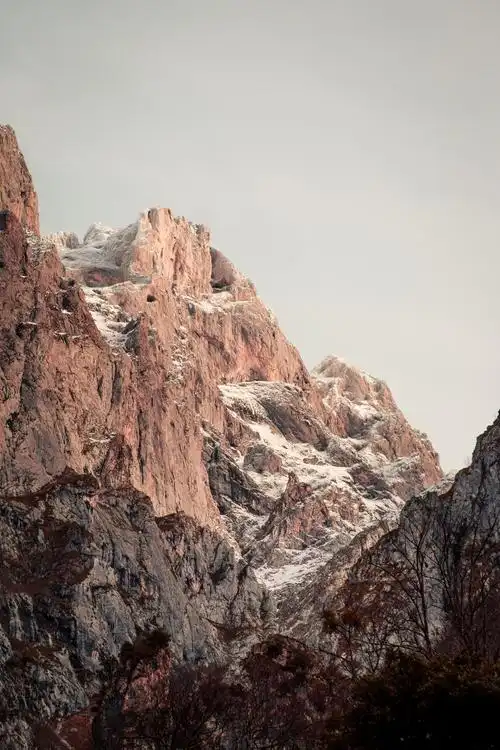 巍峨俊俏的山脉图片