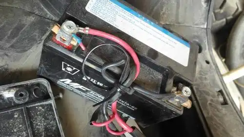 请问摩托车的电瓶怎么安装,最好有图解,淘宝客服说的完全听不懂,螺丝