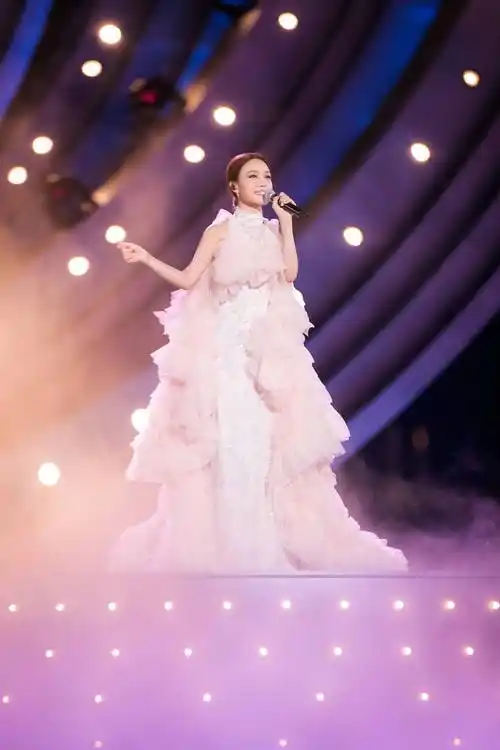 容祖儿粤语主持大湾区新年音乐会 演唱歌曲《彩云追月》舞台梦幻唯美