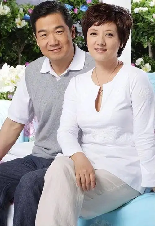 为嫁张国立终身不育前夫身价过亿说她自作自受邓婕真的幸福吗