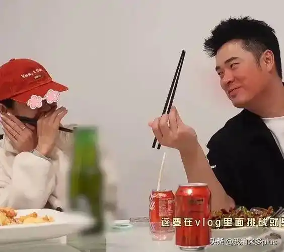 张子萱夫妇秀恩爱,女方逛街搂着陈赫胳膊,合影甜蜜又俏皮像热恋