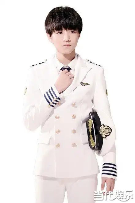 王俊凯制服照太过诱惑赞誉不断引爆舔屏狂潮