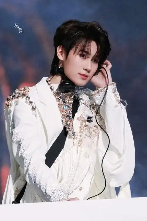 张真源戴脸链的白马王子