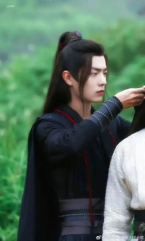 成毅肖战以后资源绝对会重合,之前陈情令播出后,肖战王一博一直捆绑着