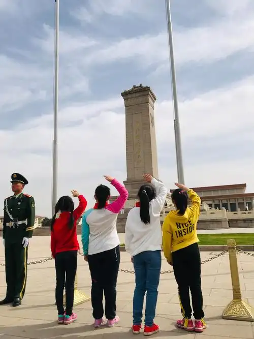 同学们向革命先烈敬礼!