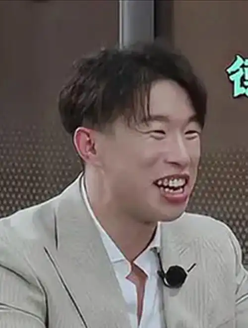 周九良为了赢,竟抛下孟鹤堂直接跑了,烧饼直呼:渣男!丨德云社