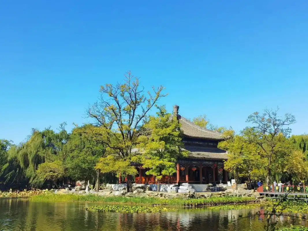 进了圆明园,沿着景区指引牌随意逛,就逛到了鉴碧亭 - 抖音