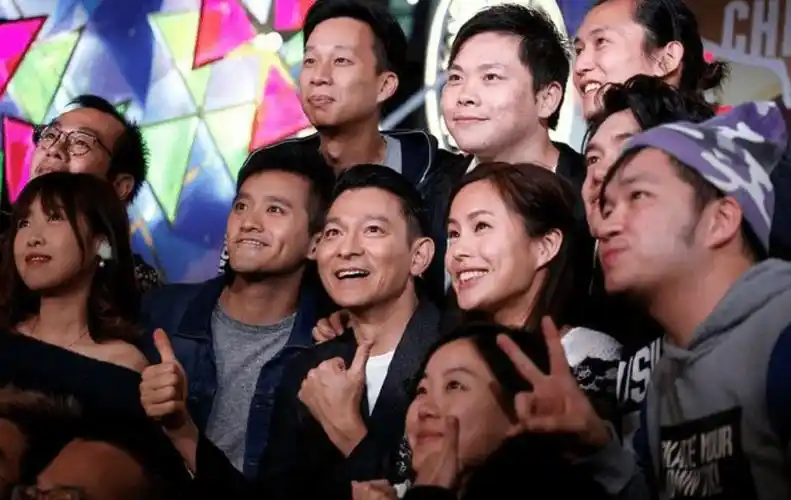 刘德华庆祝61岁生日,皱纹深邃戴老花镜,嘴唇泛白气色不佳引担忧_网友