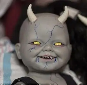 英女子嗜好收藏恐怖仿真玩具娃娃(组图)