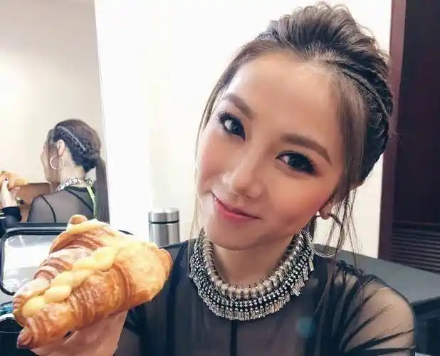 邓紫棋为减肥只吃半个面包,镜子里一个细节暴露体重,摆拍太严重_牛角