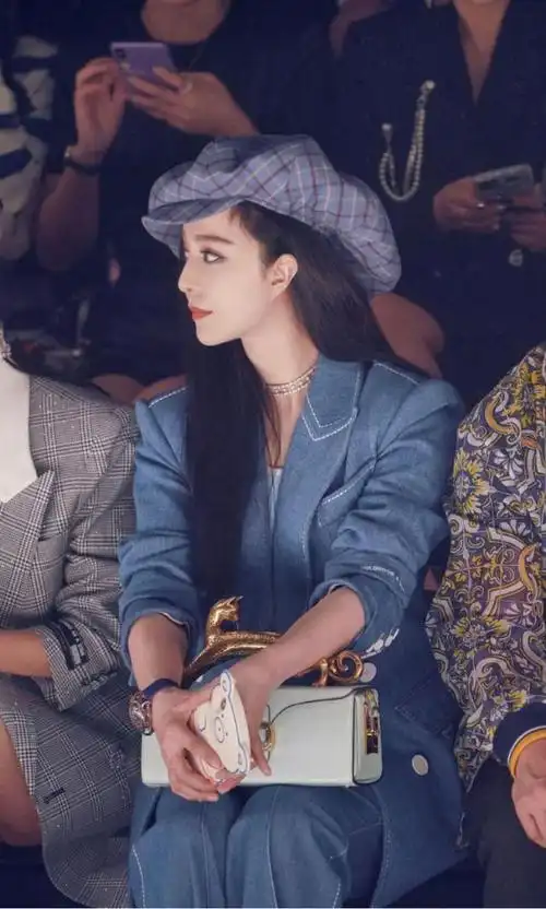 范冰冰的看秀穿搭时尚度堪比模特!穿牛仔套装配贝雷帽,精致好看