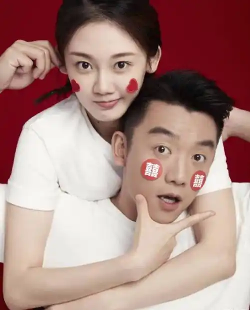 苗苗郑恺的官宣文字很简洁,没注明对方的名字,想必都知道大