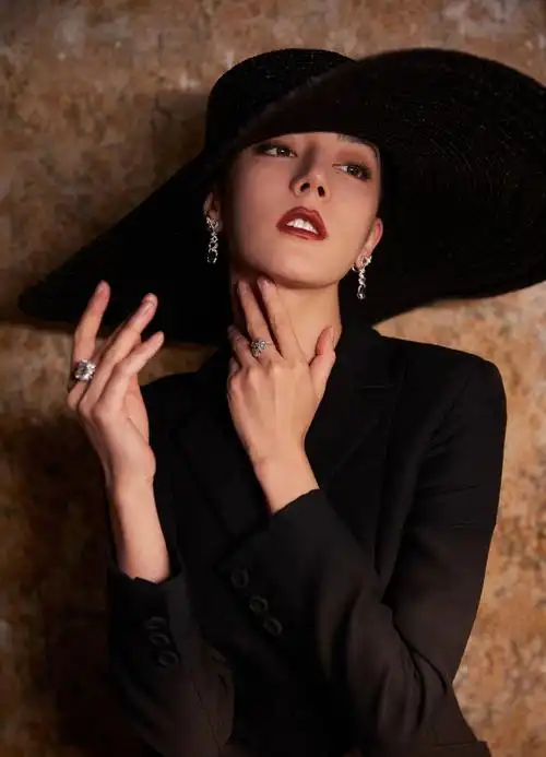 如何评价迪丽热巴在微博之夜 2023 红毯上的造型? - 知乎