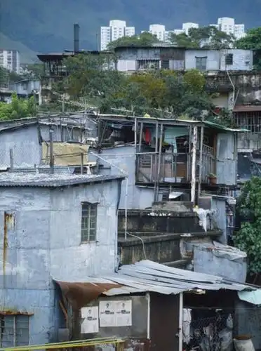 80年代的香港高层林立老旧住宅也不少