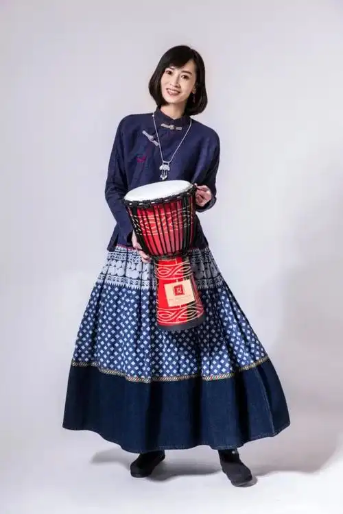 夏先生&四姑娘&鼓手伟伟第一次街头巡演来到丽江,结识了打击乐雅惠和