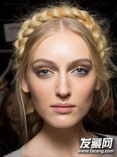 创意麻花辫扎法图解(9) 导读:图示三 正面效果,花环编发造型提升高贵