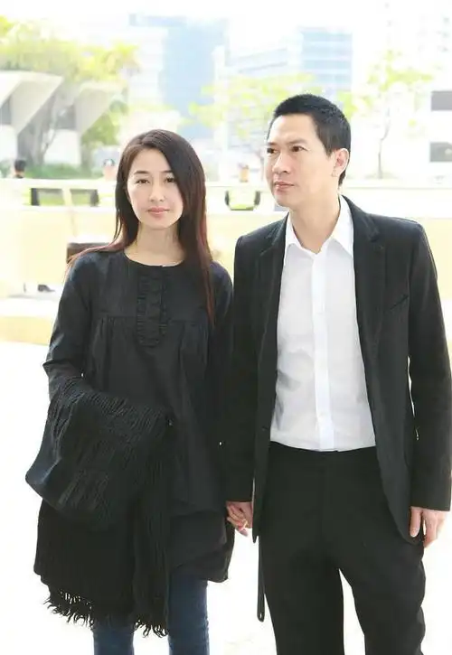 中年穿衣模板张家辉夫妇牵手现身大3岁老婆穿衣太休闲了