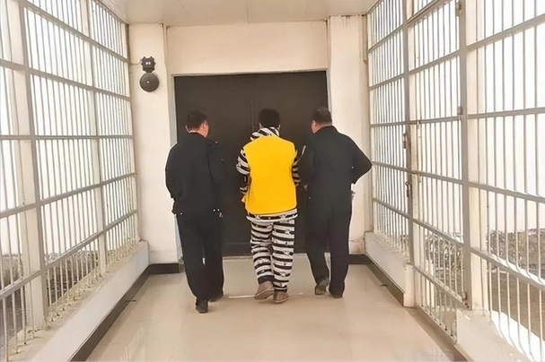武警老兵回忆:死刑犯被执行前浑然不知,下车时全身软绵面无血色