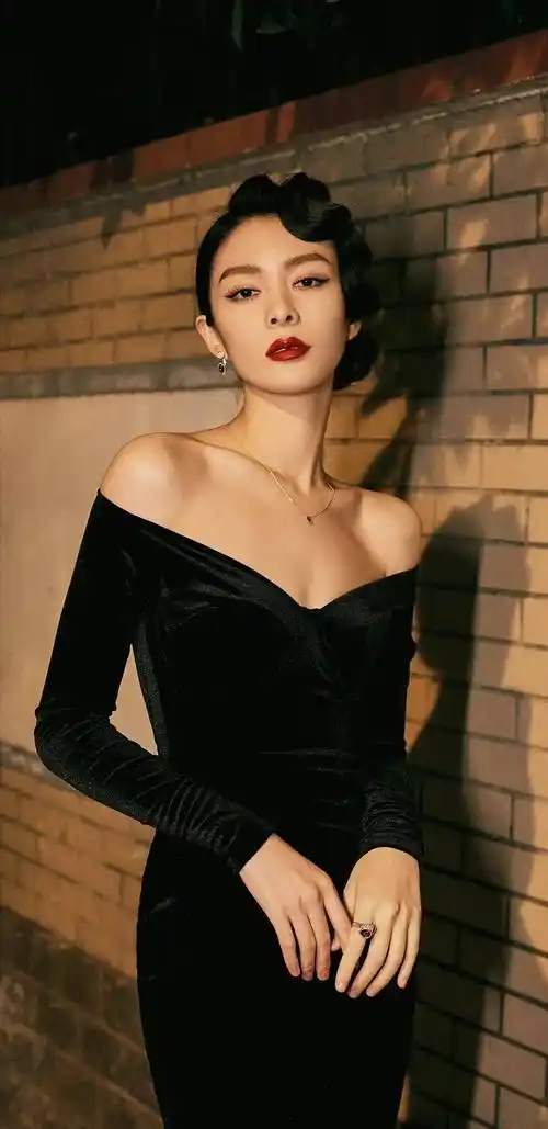 傅菁才"冷美人",身穿丝绒裙秀沙漏身材,红唇卷发,酷帅十足!