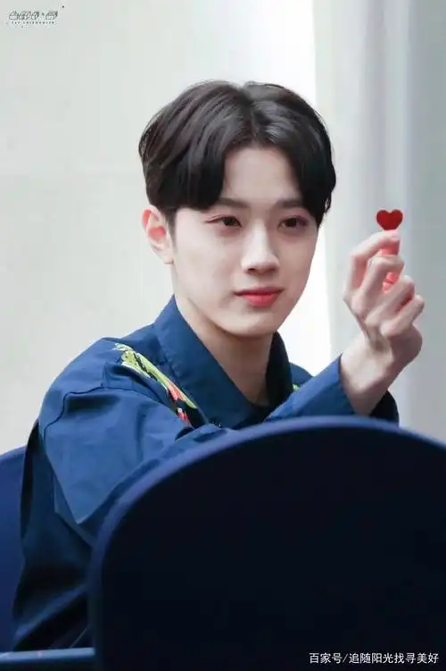 赖冠霖花式比心,送给每一个处于痛苦,烦恼或开心的人,新年快乐