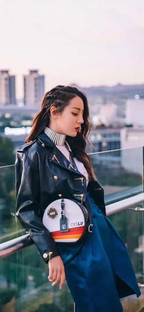 迪丽热巴皮衣性感高清手机壁纸_明星_手机壁纸下载_美桌网