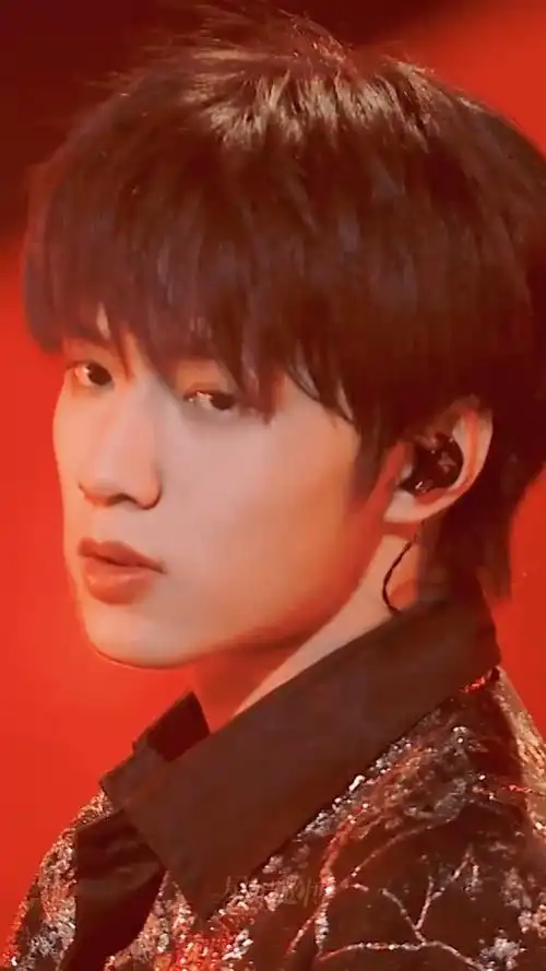 刘耀文插旗好帅#大背头民国小少年,插旗过于帅啦@时代少年团-刘耀文