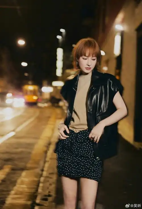 吴昕金色短发#    吴昕金色短发77皮衣造型96米兰限定版时髦小吴