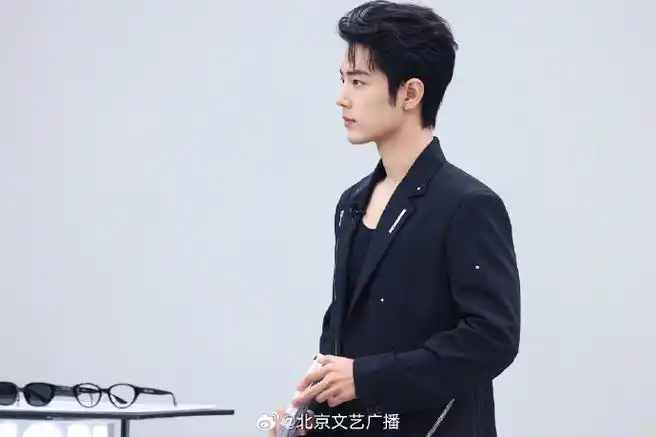 x玖少年团肖战daytoy最新活动随拍,全黑西装 黑框眼镜造型,酷酷的 !!