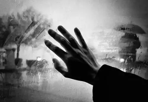 谁,执我之手,敛我半世癫狂伤感文案配图简短;谁,弃我而去,留我一世