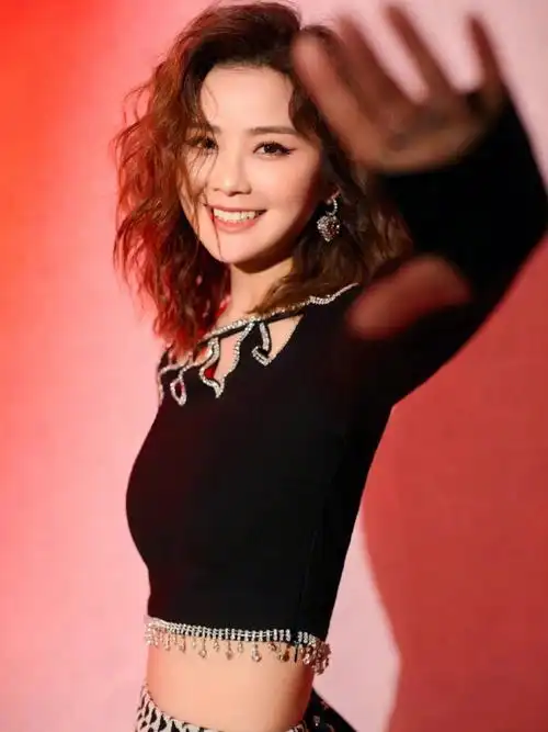 蔡卓妍乘风破浪初舞台又美又飒