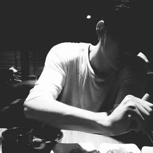 头像图片大全好看的安静又沉稳的撩妹男生头像