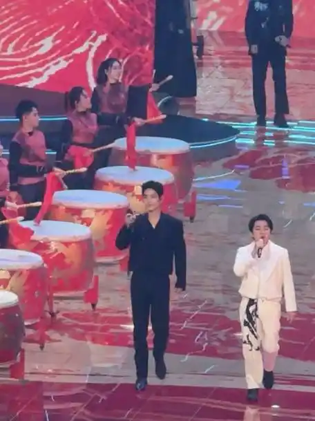 每次都会被肖战走路仪态惊艳到