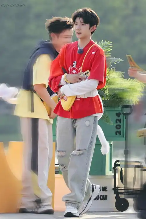 请问这只小93,你在拍什么～@tfboys-王源  (又是可爱到晕倒的一天)