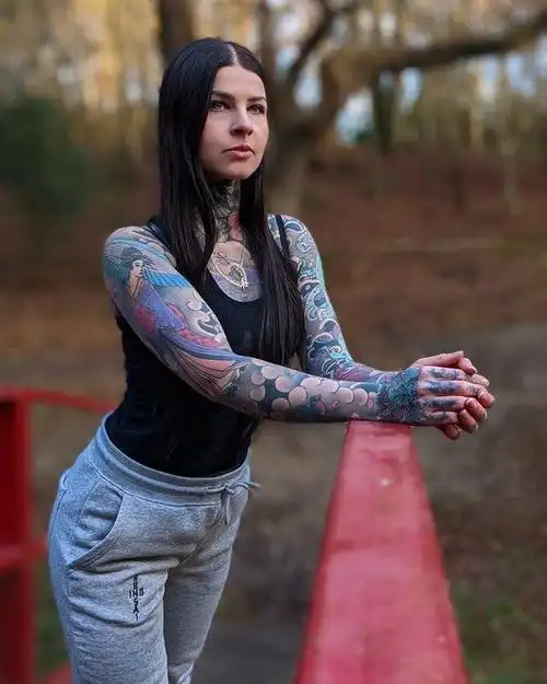 英国女模花费17万,打造全身彩绘刺青,自称被男士喜爱求婚者众多|纹身