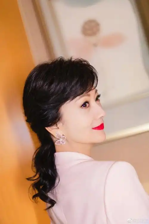 赵雅芝粉色流苏羽毛裙气质佳光影交错中优雅不失娇俏