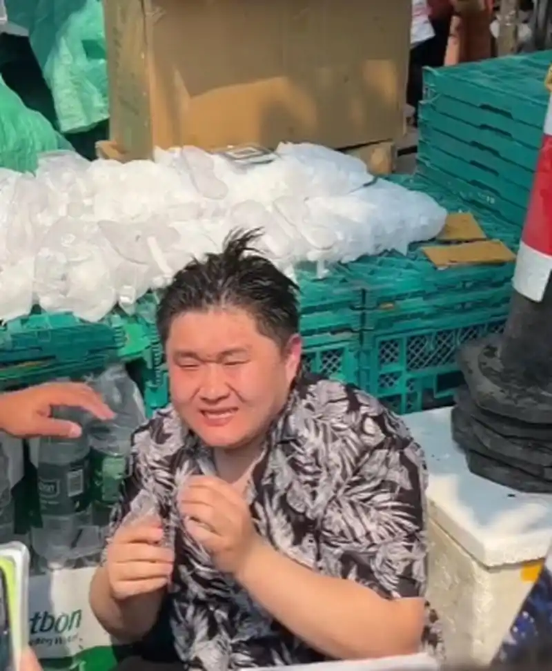 网红张百乔拿小喷壶勇闯泼水节,结果分分钟被"围攻"拖鞋都拔不出来了