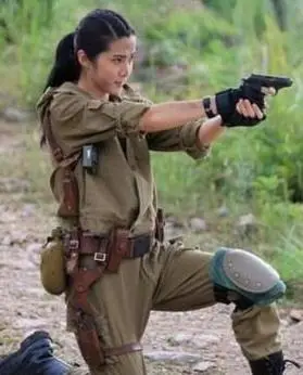 这个女子小队由队长薛敏,副队长冷月和三名队员欧阳兰,柳如烟,童玲玲