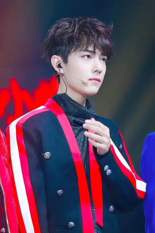 a超酷还撩人,比赛完后秒变甜宝#肖战的那年今日#20160206燃少总决赛