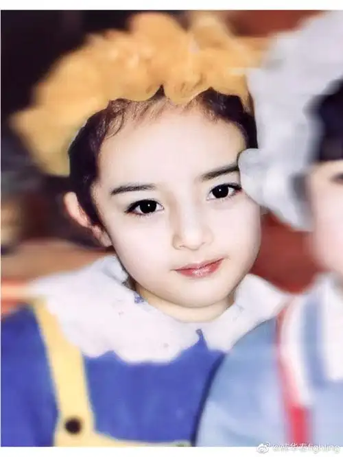 这张学生时期的照片几乎和现在的模样没有太大的区别,高圆圆身上有一