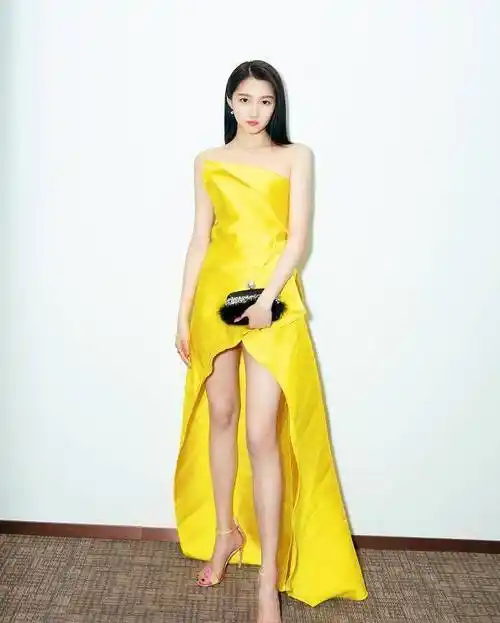 关晓彤近照身材越发凹凸有致!