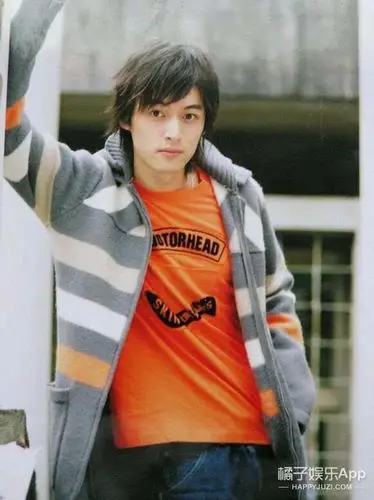 被13年前霍建华刚出道时的一组写真暴击了,满脸的胶原蛋白啊!