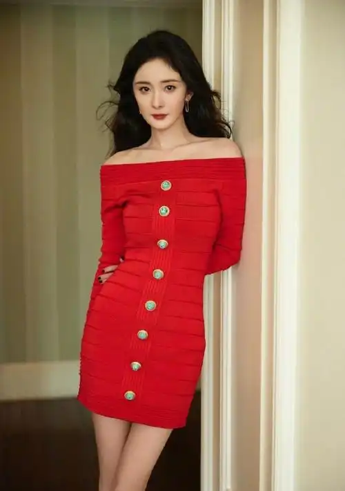 杨幂|杨幂身着热辣红裙大秀纤细长腿!肤白貌美性感撩人