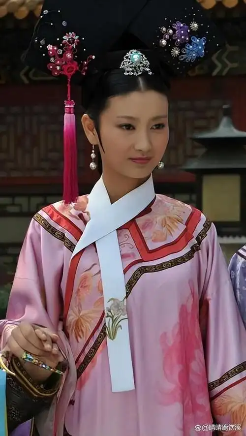 斓曦亮相上海时装周t台走秀超惊艳一举一动尽显中式礼服魅力