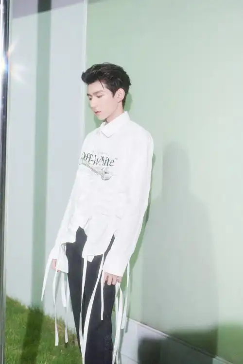 王源白色衬衫简约帅气写真