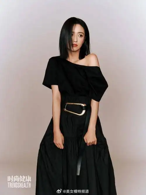 佟丽娅意境感大片气场十足高开叉长裙显完美身材